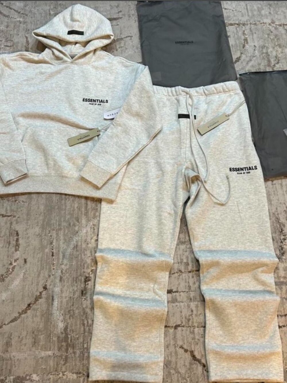 Essentials New Medium Light oat Uncuffed set